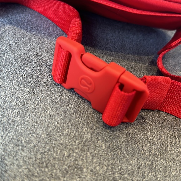 LULULEMON Team Canada Future Legacy Mini Belt Bag (True Red / Light Ivory) - Picture 6 of 9